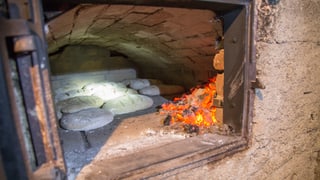 La bucca dal furn cun en il paun e da la vart la burnida.