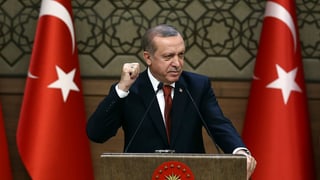 Erdogan tranter duas bandieras en inscenaziun populistica.
