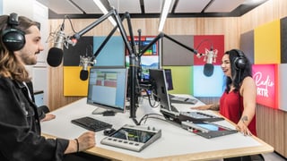 Die Moderatoren Natalia Weber und Elias Tsoutsaios im neuen Radiostudio