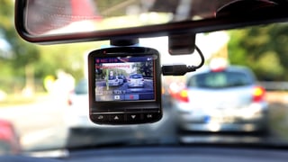 dashcam montada vid il retrovisur.