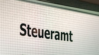 Purtret d'in esch cun scrit si Steueramt. 