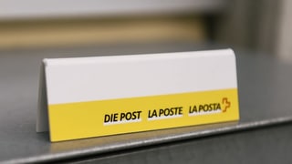 In scrit cun logo da La Posta en trais linguatgs sin ina maisa.
