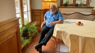 Il hotelier Sepp Waldegg en il hotel Piz Mitgel a Savognin. Il hotelier Sepp Waldegg en il hotel Piz Mitgel a Savognin.