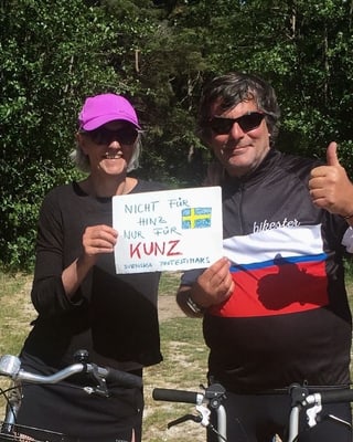 Purtret da duas persunas en Svezia che han fatg in placat. 