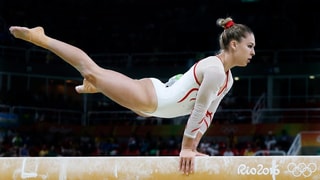 Giulia Steingruber durant l'exercizi a la trav d'equiliber.
