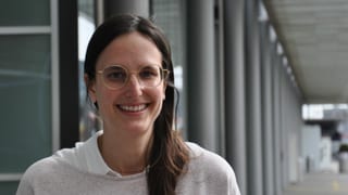 Gia en il gimnasi a Samedan ha ella cumenzà a s'interessar per partidas e politica. Oz perscrutescha ella macanissems politics. Gia en il gimnasi a Samedan ha ella cumenzà a s'interessar per partidas e politica. Oz perscrutescha ella macanissems politics.