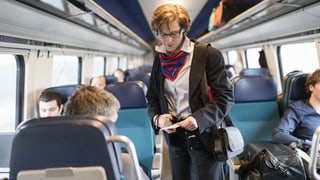 Conductura contollescha ils bigliets dals passagiers da tren. 