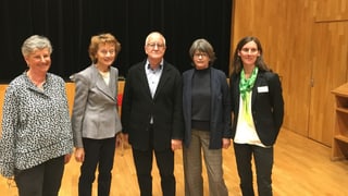 La president da la Pro Senectute Svizra cun ils organisaturs da l'emprim cumin La president da la Pro Senectute Svizra cun ils organisaturs da l'emprim cumin