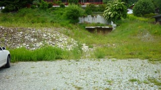 La parcella da Löser a Rabius, in plazzal cuvert cun chagliom ed ina part d'in mir spazzà. La parcella da Löser a Rabius, in plazzal cuvert cun chagliom ed ina part d'in mir spazzà.