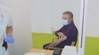 René Fehr da Trin è in dals emprims che n'abita betg en ina chasa d'attempads che survegn la vaccinaziun. René Fehr da Trin è in dals emprims che n'abita betg en ina chasa d'attempads che survegn la vaccinaziun.