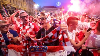 massa fans da ballape croats festiveschan la victoria da l'equipa naziunala