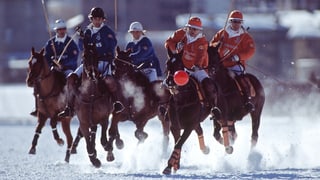 Giugadurs da polo sin lur chavals sin il lai da San Murezzan.
