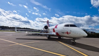 Aviun da la REGA dal tip Challenger CL-604 sin la plazza aviatica a Kloten.