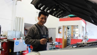 Giuven fugitiv en l'emprendissadi sco mecanist d'autos.