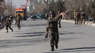 Polizists a Kabul suenter las explosiuns.