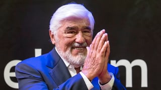 L'actur Mario Adorf sa legra da ses premi, in leopard d'aur.
