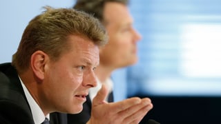 Reto Nauser gesticulescha cun ses maun dretg. 