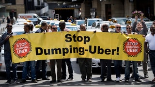 A Losanna han pliras taxists protestà cunter Uber cun transparents e figls sgulants.