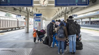 Fugitivs arrivan a la staziun da Buchs (SG).