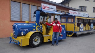 Otmar Netzer davant il Pinochio Express a Savognin.