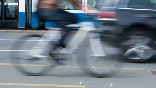 auto che passa in velocipedist