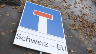 tavla cun ils simbol d'ina via tschorva, suten statti scrit Svizra - UE