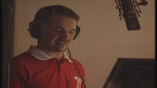 Beat Hosang en il studio vid sincronisar. 