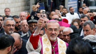 Pierbattista Pizzaballa, il chau da la baselgia catolica en la Terra sontga maina ils cartents da Jerusalem a Betlehem. 