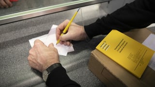 In client al spurtegl da la posta, cun cedel da pajament e cudischet.