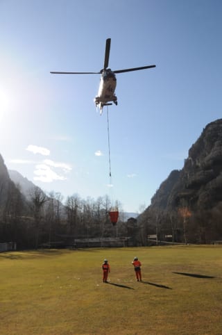 In helicopter da l’armada svizra equipà cun in indriz per stizzar In helicopter da l’armada svizra equipà cun in indriz per stizzar