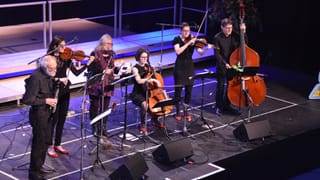 Ils Fränzlis da Tschlin ensemen cun Corin Curschellas sin tribuna