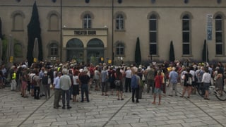 Purtret davant il teater da Cuira. 