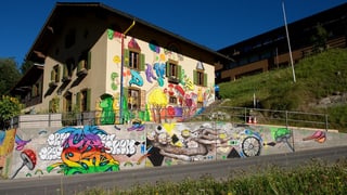 Il hostel Autra Caussa a Danis ed il mir giusut nua ch'ils artists han pudì dissegnar. Il hostel Autra Caussa a Danis ed il mir giusut nua ch'ils artists han pudì dissegnar.