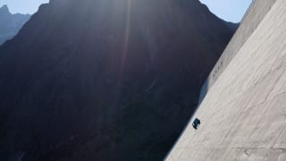 l'ovra cun il Piaggio che penda vid il mir da lai da serra Albigna l'ovra cun il Piaggio che penda vid il mir da lai da serra Albigna