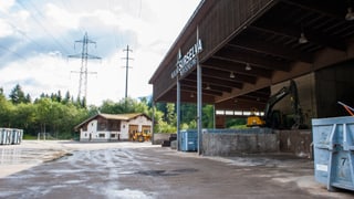 En questa halla vegn zavrà il material avant ch'el vegn transportà davent per reciclar.