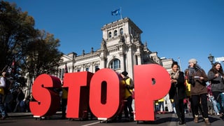 gruppa da demonstrants sin via cun gronds gustabs da STOP