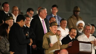 Il president cuban Raul Castro ensemen cun ina gruppa da persunas