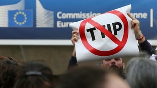 Demonstrant mussa in segn da TTIP stritgà.