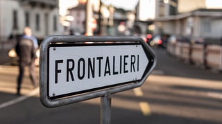Purtret d'ina tabla cun scrit si Frontalieri.