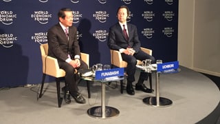 (da san.) Yoichi Funabashi, schurnalist giapunais en discurs cun Masao Uchibori, guvernatur da Fukushima  RTR, F. Caduff al WEF a Tavau