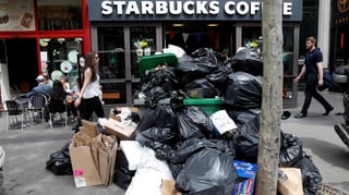 Plunas da rument decoreschan las vias a Paris - qua davant in Starbucks Coffee