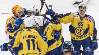 Giugaders da hockey celebreschan in gol.