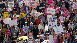 Dapi che Donald Trump è president dals stadis Unids ha quai dà numerus protests tranter auter da dunnas cunter sexissem, per egualitad. Dapi che Donald Trump è president dals stadis Unids ha quai dà numerus protests tranter auter da dunnas cunter sexissem, per egualitad.