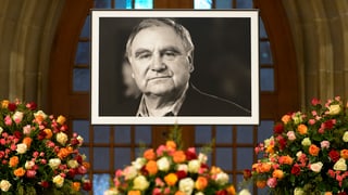 maletg da Jörg Schneider, davant intginas flurs
