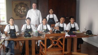 Urs Auchter cun soolars a Burma.