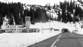 Il tunnel dal San Bernardino cun la centrala da la vart dal sid.