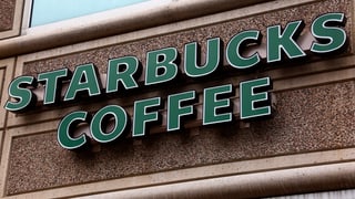 Plazzas per fugitivs en la cafetaria americana.