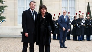 Purtret da Macron e Leuthard sin il teppi costschen. 