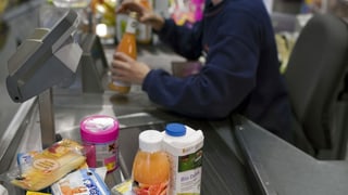 Products che vegnan fatgs il scannen ad ina cassa dad in supermertgà.