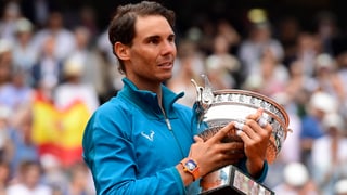 Rafael Nadal cun il pocal da Roland Garros. 